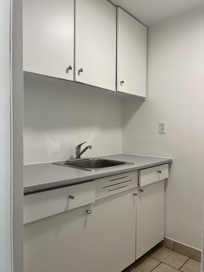 3455 Rue Aylmer Unit 208, Montréal, QC H2X 2B5 Apartment for Rent in