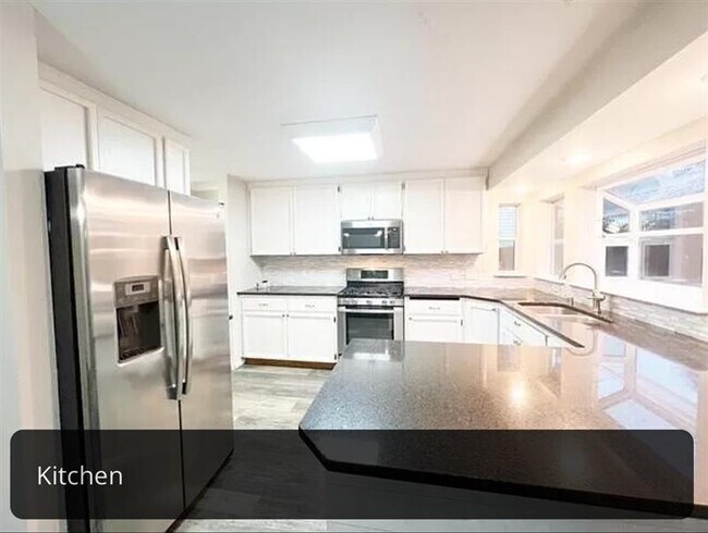 Building Photo - Perfect blend of comfort and elegance