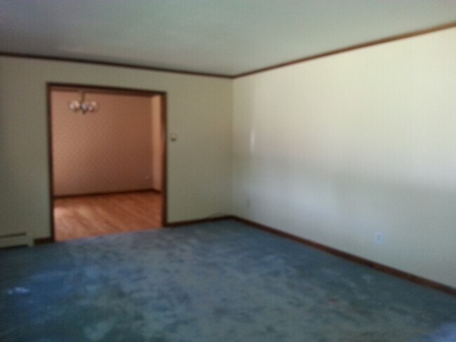 Building Photo - 750 Country Club Rd