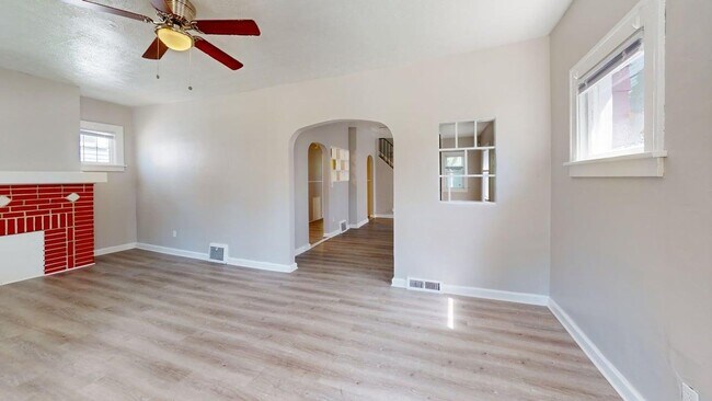 Building Photo - Cozy & Updated 2 Bedroom Home in Cleveland, OH