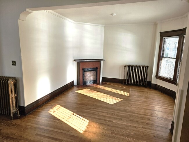 Building Photo - 1902 E Newberry Blvd