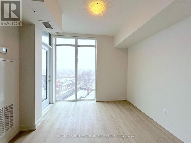 Photo du bâtiment - 763 Woodbine Ave