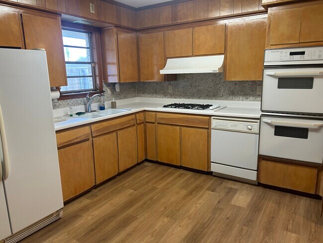 Foto del edificio - 127 Willow Dr