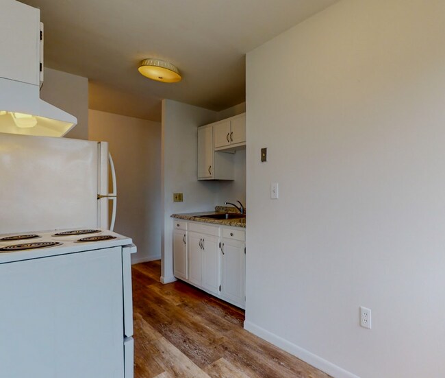 Building Photo - Convenient 1 Bedroom Condo close to train ...