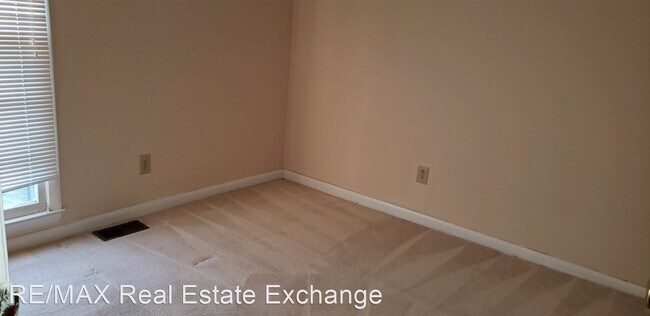 Building Photo - 3 br, 1.5 bath House - 1207 E. 10th Street