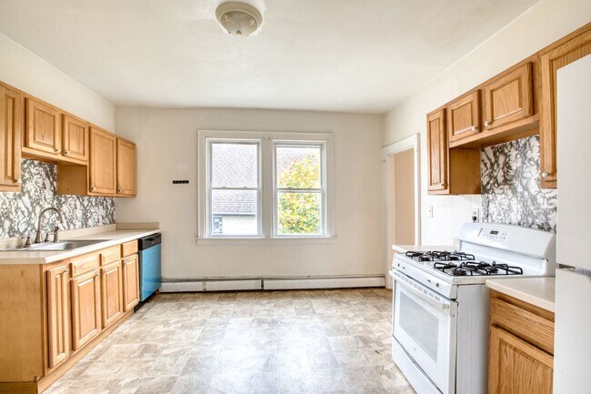 Foto del edificio - Spacious 3 Bedroom on top floor of 3 family home