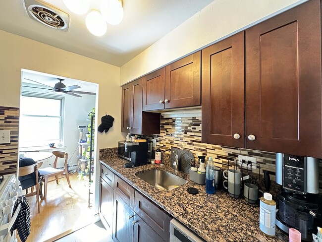 Foto del edificio - 3710 N Pine Grove Ave