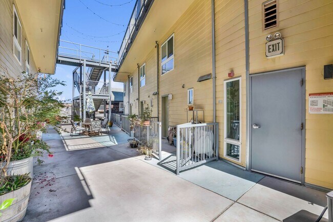Building Photo - Gorgeous Condo in the Mosswood Neighborhoo...
