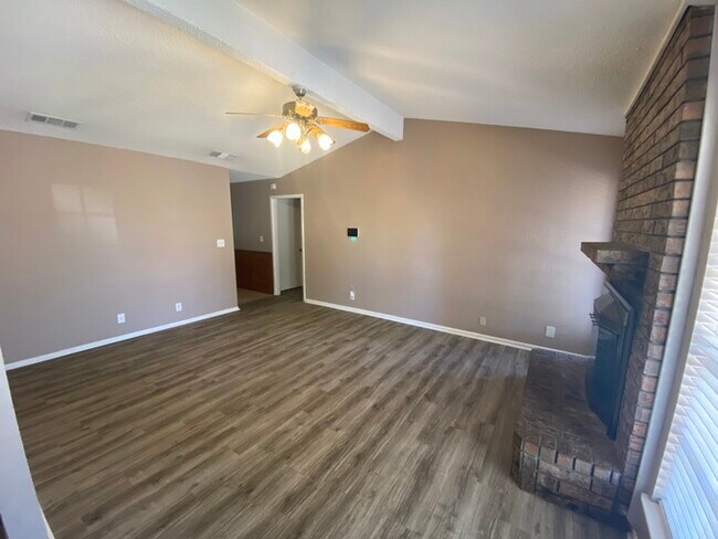 Building Photo - 3 bed 2 bath home 2 car garage