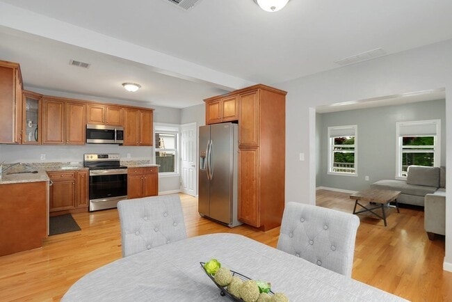 Building Photo - 37 Lindsay St