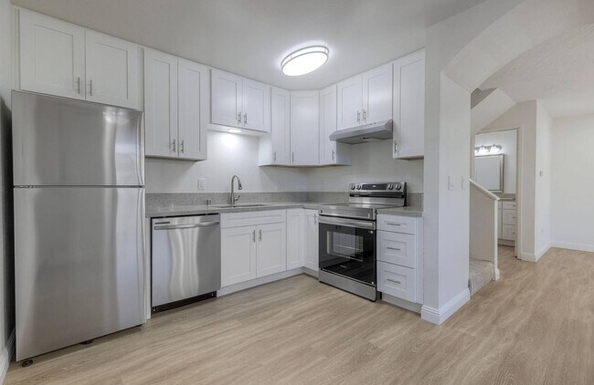 Foto del edificio - La Roca Plaza 1 Month Free