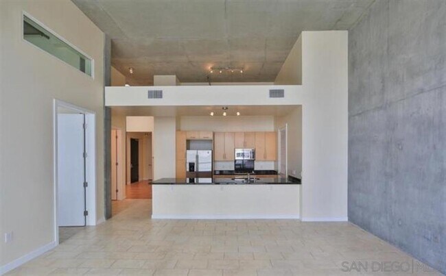 Building Photo - 527 Tenth Ave
