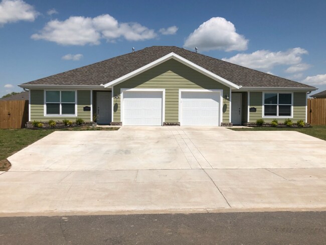 Building Photo - 613 W Christopher Dr