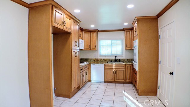 Foto del edificio - 19113 Radlett Ave