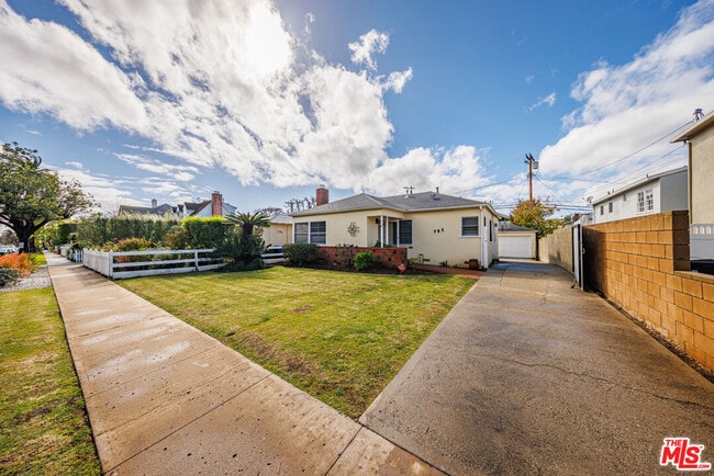 Building Photo - 785 El Medio Ave