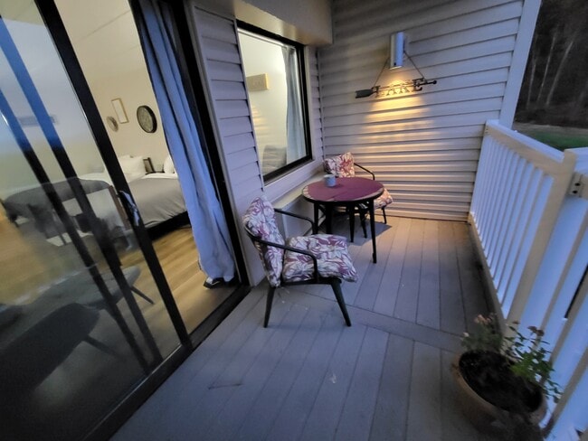 Building Photo - Cedar Lodge 204