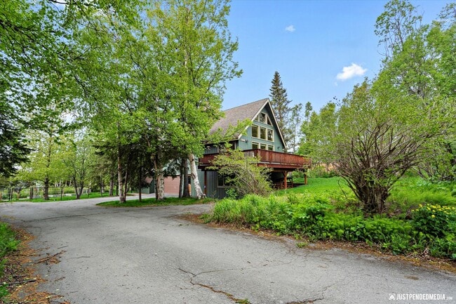 Building Photo - Hillside Retreat