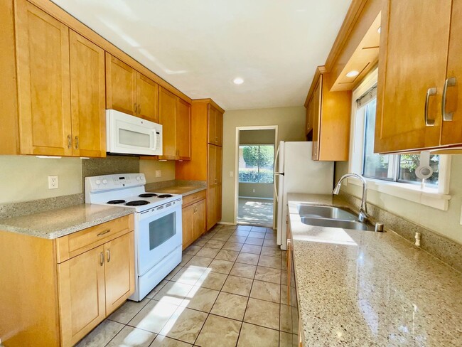 Building Photo - Desirable 3/2 San Antonio Village Condo