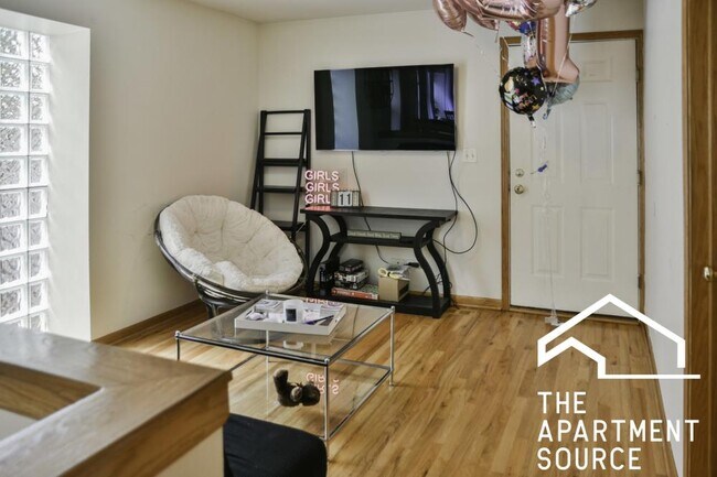 Building Photo - 3 bedroom in Chicago IL 60622