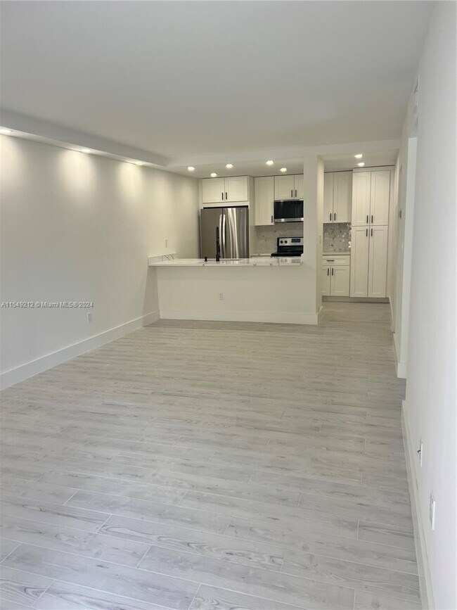 Foto del edificio - 18266 Mediterranean Blvd