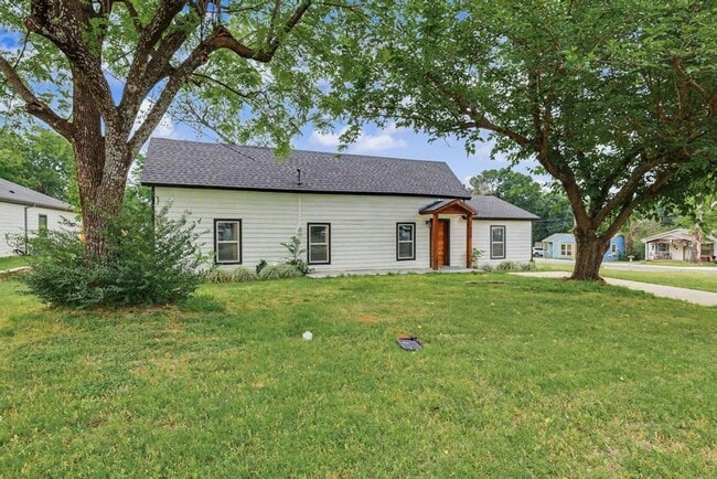 Building Photo - Beautifully Remodeled Home for Rent – Plenty of Space Inside & Out!
