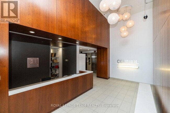 Building Photo - 354 Gladstone Ave