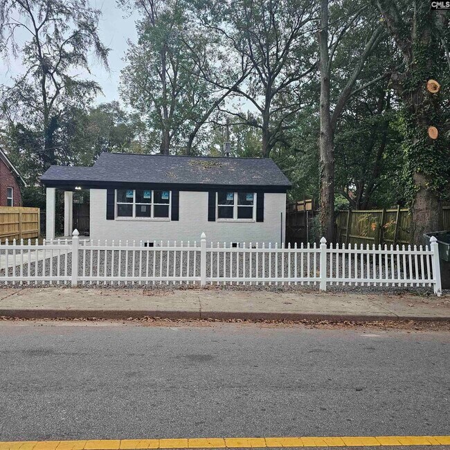 Building Photo - 830 S Kilbourne Rd