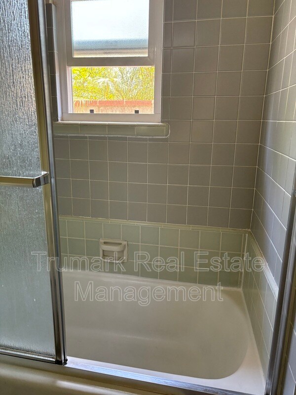 Foto del edificio - 1037 E Glenoaks Blvd