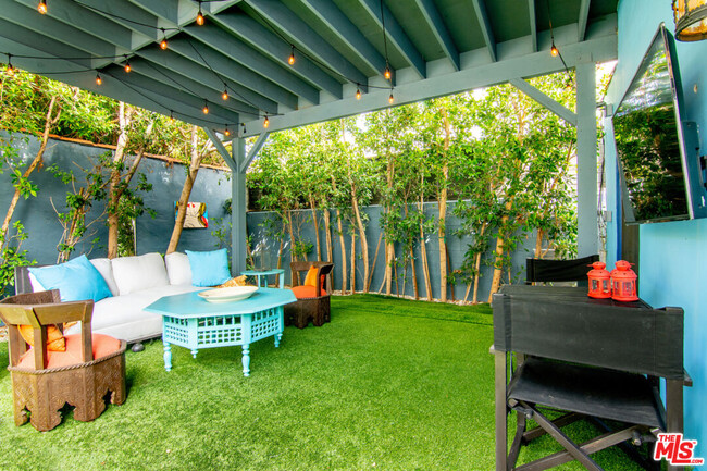 Foto del edificio - 6327 W 6th St