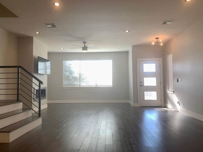 Building Photo - 3 Bed 2.5 Bath Modern Townhome Close to Do...