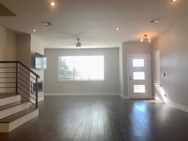Foto del edificio - 3 Bed 2.5 Bath Modern Townhome Close to Do...
