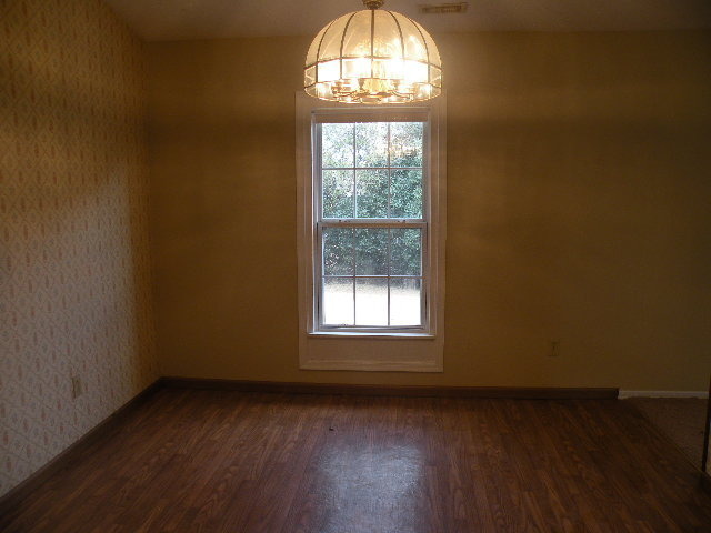 Building Photo - Charming family home!
