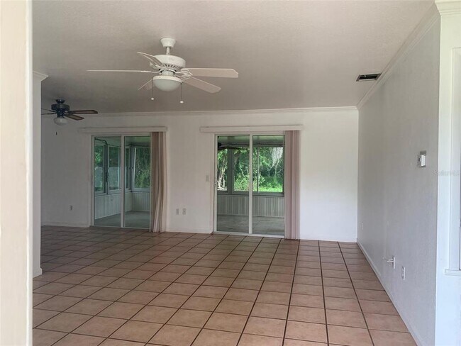 Foto del edificio - 18356 Robinson Ave