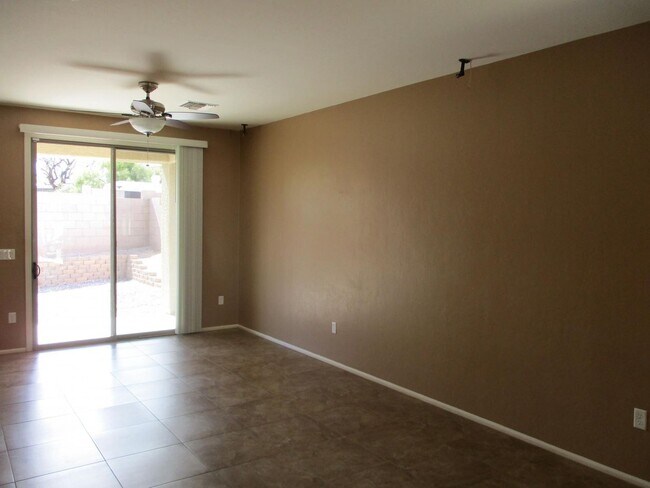 Building Photo - Family Friendly Home