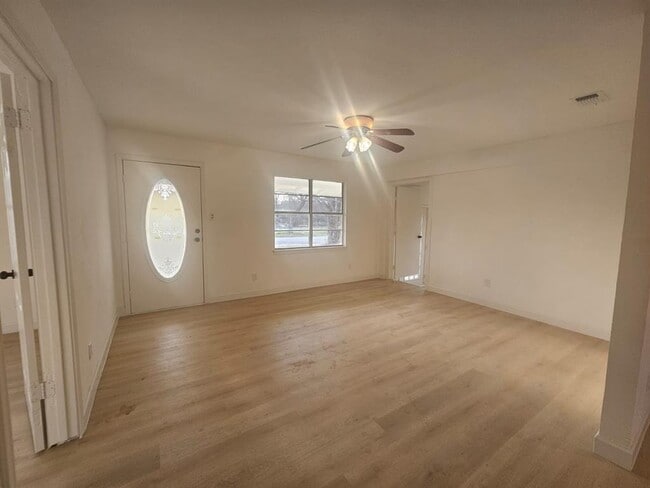 Building Photo - 1300 Hondo St