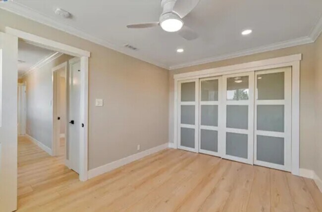 Foto del edificio - 5169 Lillian Ct