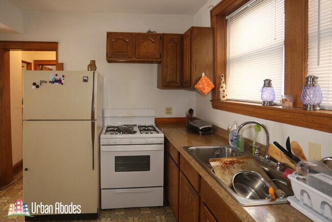 Building Photo - 2336 W Waveland Ave