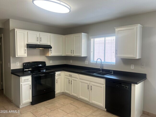 Foto del edificio - 16608 N 113th Dr
