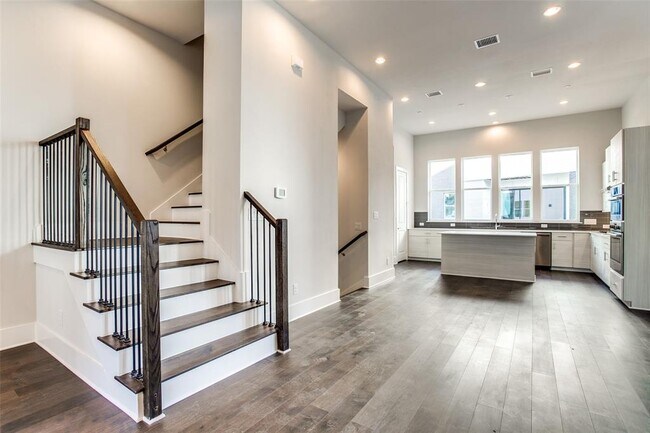 Foto del edificio - 381 E Greenbriar Ln