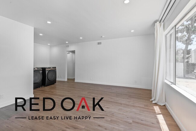 Building Photo - Top Floor Two Bedroom with Sunlit Spaces, ...