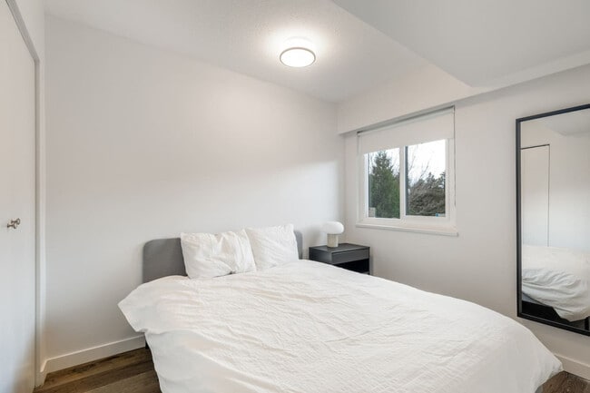 Building Photo - 254 E 12th Ave