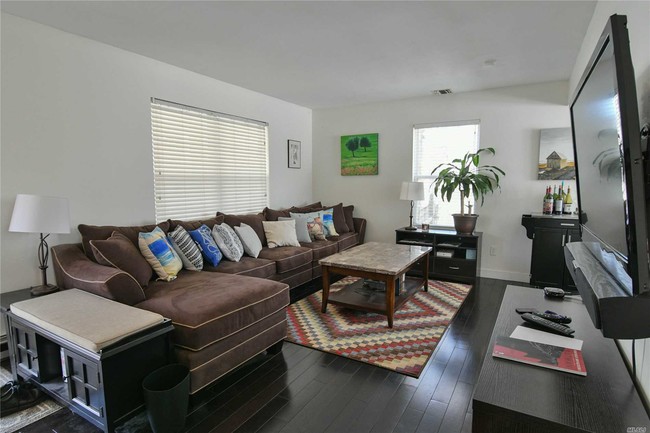 Foto del edificio - 32 Stony Hollow Ln