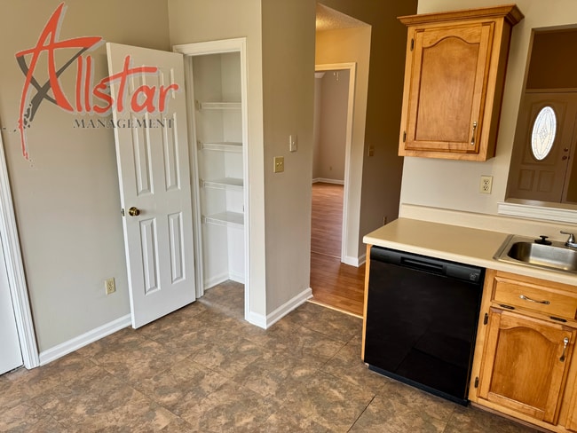 Building Photo - 8289 Clubview Dr