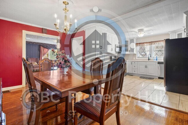 Foto del edificio - 305 E 3rd St