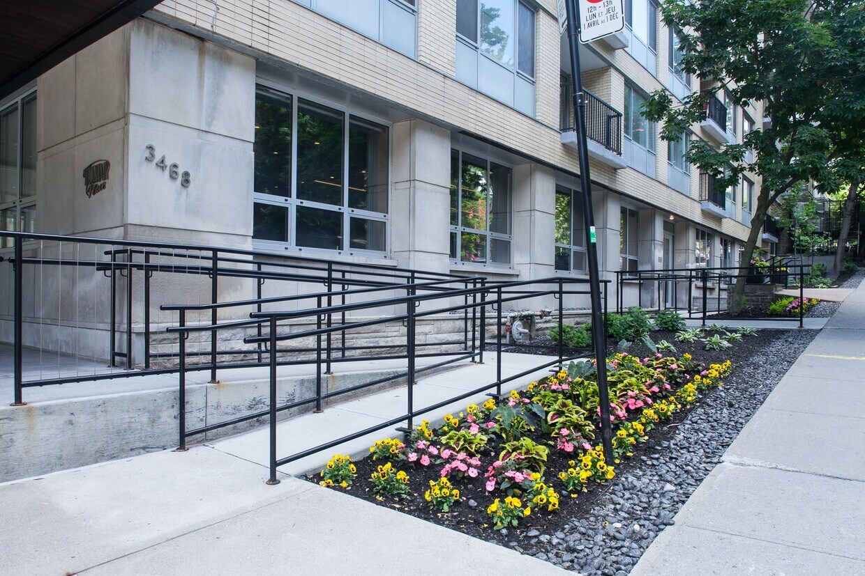 Building Photo - 3495 Rue de la Montagne