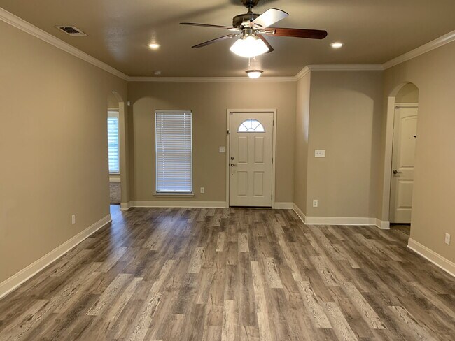 Foto del edificio - Beautiful 3 Bedroom 2 Bathroom Home In Northwest Lubbock!! Solar Panels and Alarm System Included!!