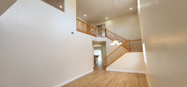 Foto del edificio - Beautiful Large Bi-Level 3 bed 2.5 Bath Ho...