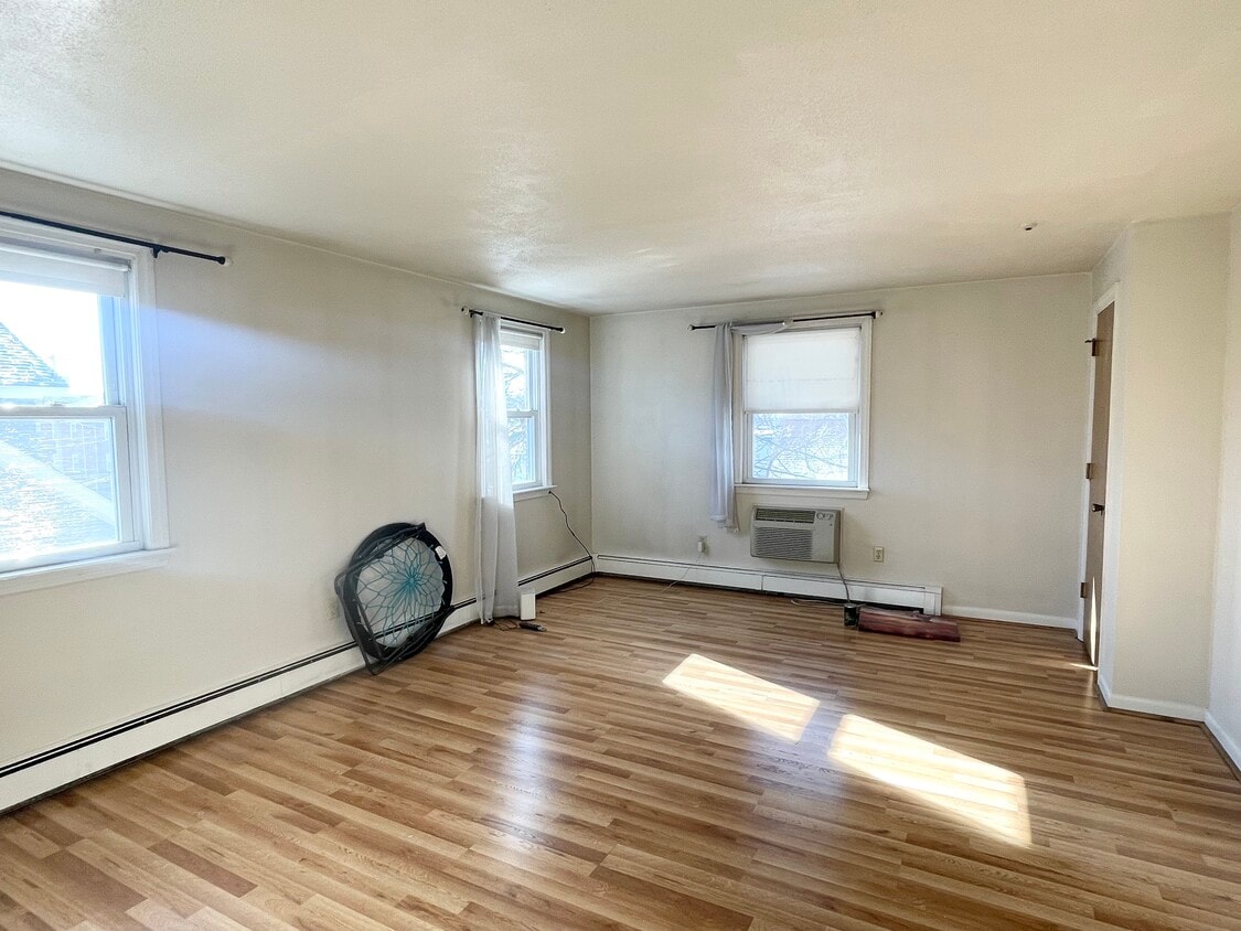 Primary Photo - 32 Newton Ave