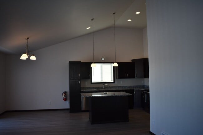 Building Photo - 3 Bed 3 Bath Single Family Home