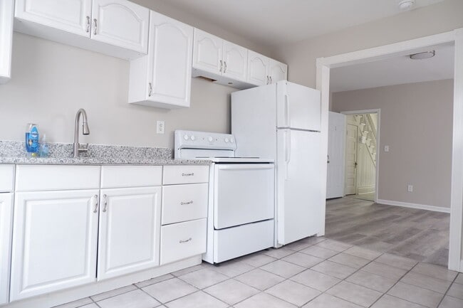 Building Photo - Must see two bedroom Apartment in bustling...